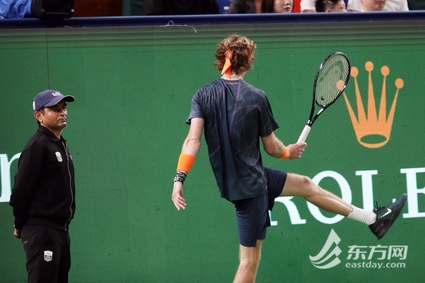 费德勒回归赛场，精彩发挥首场状态亮眼，美国队观众沸腾！